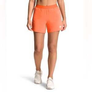 $50 NWT North Face Women’s Wander Performance Short - Medium